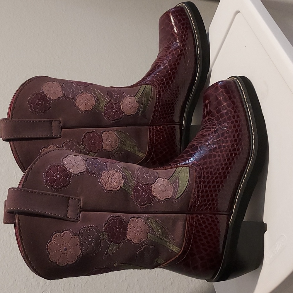 Ariat Women's Cowboy Boot.  7.5. Never worn.  Burgundy 16263